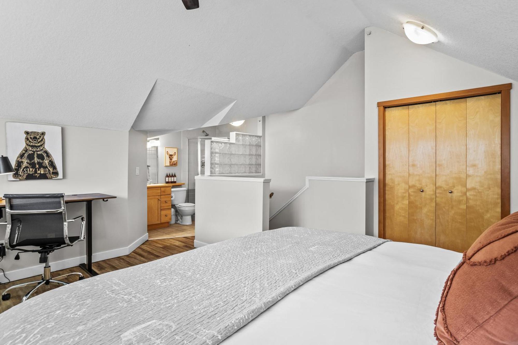 Charming 1 Bdrm Plus Loft With Views Managed By Little Sister Getaways Канмор Экстерьер фото