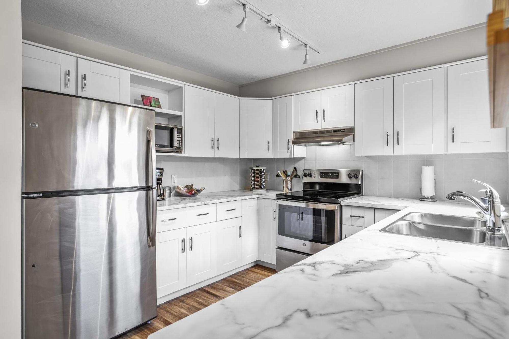 Charming 1 Bdrm Plus Loft With Views Managed By Little Sister Getaways Канмор Экстерьер фото